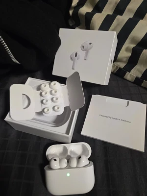 Trådlösa hörlurar med garanti - Jag fick dessa hörlurar i julklapp från min farfar som kommit från utlandet. Eftersom jag använder en Samsung-telefon fungerar de inte optimalt för mig, så de är bara testade en gång och är i helt nytt skick. Jag har även kontrollerat att de verkar vara äkta, men eftersom de är importerade är jag osäker på marknadspriset. Därför säljer jag dem till ett lågt pris. Om du är intresserad eller vill ha fler bilder, tveka inte att skicka ett DM. Priset kan även diskuteras!