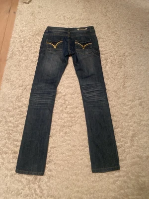 Unika jeans! - Jeans med coola bakfickor från Musketeer Denim, bra skick men tyvärr för små för mig💔 Ganska korta i modellen 