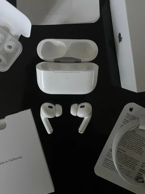 AirPods Pro 2 - Säljer ett par AirPods Pro, 2nd Gen, i gott skick AppleCare aktiv till 2026 - överförs direkt till köparen.        Inkluderar originalbox, USB-C-kabel samt extra öronpluggar. Serienumret är detgamma på boxen, fodralet, AirPodsen och iPhone-inställningarna Kommer från rök-och djurfritt hem.