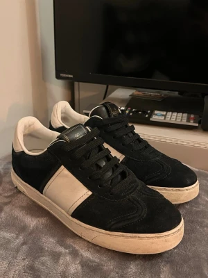 Svarta valentino flycrew  - Jag säljer ett par svarta valentino flycrew i storlek 37. Ena skon har tappat 2 nitar och den andra har tappat 3.   OBS det är en spricka i sulan på skon men de går att Lima ihop 