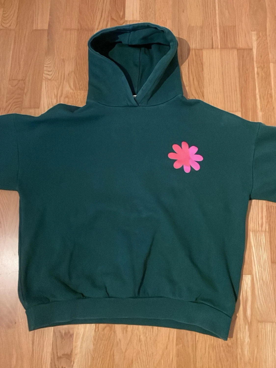 Mörkgrön hoodie med rosa tryck från pull&bear - 1