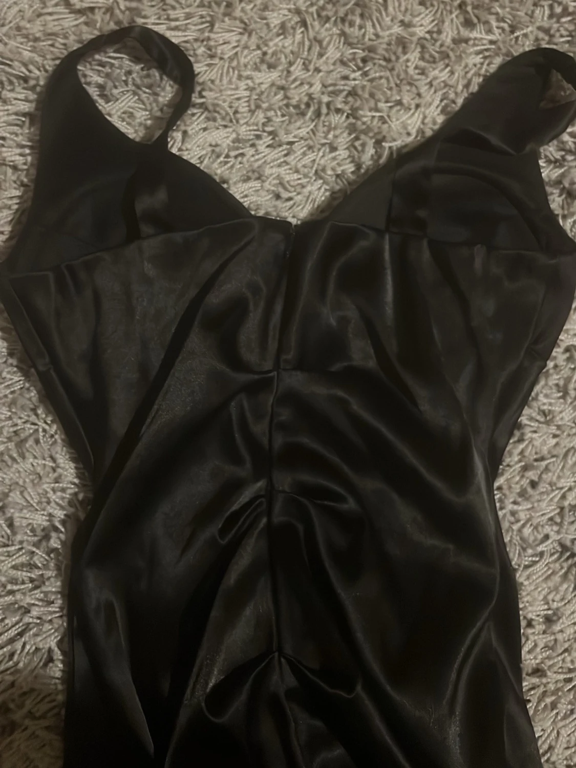 Svart satin klänning med v-ringning - 3