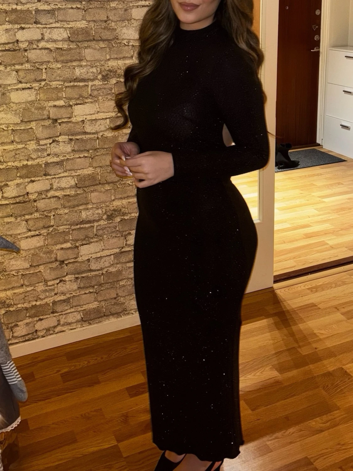 Glittrig svartklänning