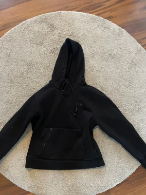 Svart hoodie från BOSS med huva - Snygg svart hoodie från BOSS med stor huva och dragsko. Storlek m men mer som en S.