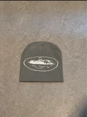 Grå mössa med vit brodyr - Corteiz mössa 