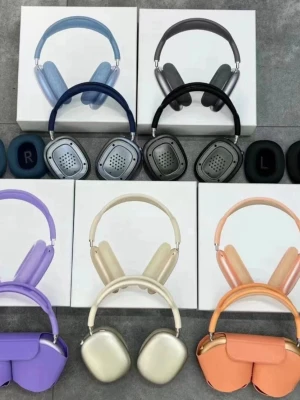 Flera färgglada over-ear hörlurar - Snygga Apple AirPods Max  hörlurar i flera färger som blå, svart, lila, beige och orange. Hörlurarna har en modern, rundad design med mjuka öronkuddar och metallbåge. Materialet är en mix av metall och textil för komfort och stil. Perfekta för musik, gaming eller film.