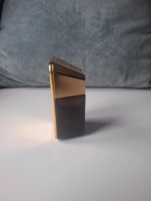 Guld och svart parfymflaska 50ml - Snygg parfymflaska med modern design i guld och svart. Flaskan har en stilren, rektangulär form med en lyxig känsla. Perfekt för dig som gillar eleganta och trendiga accessoarer på sminkbordet.