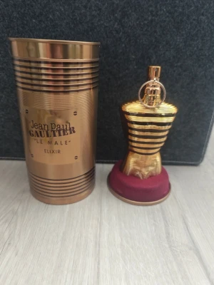 Jean Paul Gaultier Le Male Elixir 125ml - Jean Paul Gaultier Le Male Elixir är en lyxig parfym. Volymen är 125 ml.