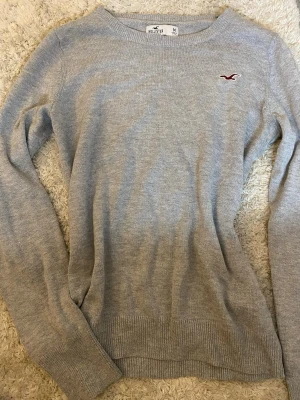 Hollister California Grå Långärmad Tröja - I väldigt gott skick! Storlek 38/M, sitter bra på XS/S!