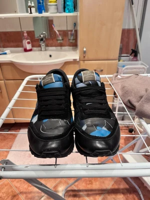 Valentino rockrunners - Säljer dem då ja knappast har använder dem,             Strl: 44, extra laces, låda och dust bag ingår.