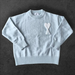 Ami paris stickad tröja  - Säljer min Ami Paris-tröja i storlek S. Endast använd några få gånger och i mycket fint skick, inga skador. Förvarad varsamt. Hör av dig vid frågor!