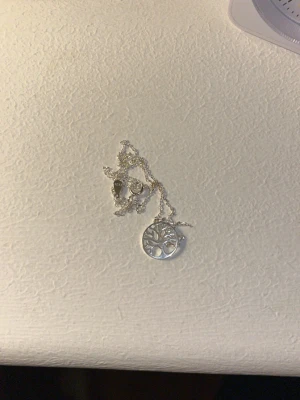 silver halsband - silver halsband med träd som berlock