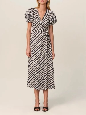 Adoore – Ferrone Midi Dress 36 - Snygg lång omlottklänning med svartvita diagonala ränder och puffiga korta ärmar. Klänningen har v-ringning, knyt i midjan och en slits framtill. Perfekt för dig som vill sticka ut med en trendig look.