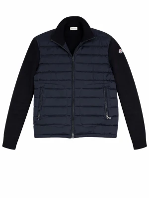 Moncler cardigan - En stilren cardigan från moncler med två dragkedjor, ett moncler emblem på vänster arm och en schysst krage. Cardiganen är använd men är fortfarande i toppen skick! Alla nfc tags fungerar såklart. Det är bara komma med fler frågor osv om ni har några😊. Storleken är i xl men sitter mer som en M/L.