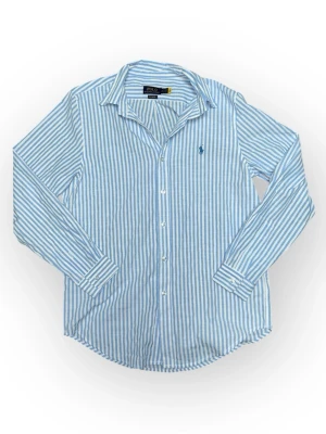 Polo Ralph Lauren Skjorta - Tidlös skjorta från Polo Ralph Lauren i randigt utförande. Funkar lika bra uppklätt som casual. OBS: Passar mer som M längdvis Skick: 8/10, annars väldigt bra kvalité 