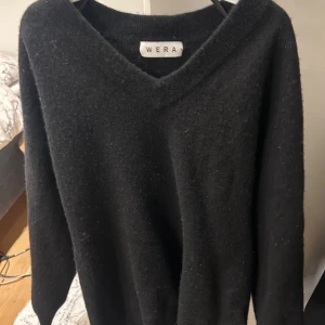 Svart stickad tröja från Wera - .Svart v ringad stickad tröja använd några fåtal gånger, skönt material och passar till de mesta, vid frågor skriv privat💕