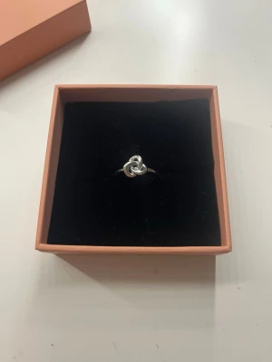 Edblad knot ring silver - Superfin silver Edblad knot ring. Använd väldigt lite så har inga defekter eller liknande. Storlek 16,8. Nypris: 350 