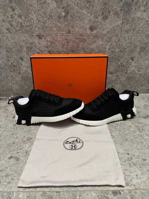 Hermes Skor - Tja! Säljer nu mina oerhört snygga Hermes sneakers. Mycket fina och populära sneakers som passar de flesta outfits. Alla tillbehör medföljer vid köp. Skriv privat vid minsta lilla fundering!