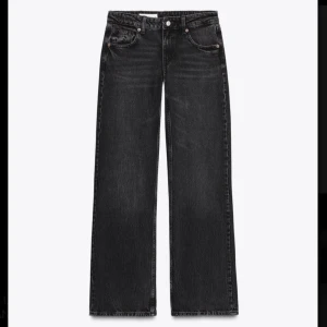 Svarta raka jeans från Acne Studios - Säljer ett par svarta raka jeans från Zara med klassisk femficksmodell och knappgylf. Jeansen har en tvättad finish som ger en cool vintagekänsla och är tillverkade i kraftig denim. Perfekta för dig som gillar en avslappnad men stilren look.