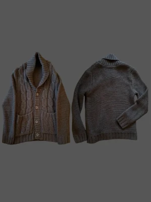 Olivgrön stickad kofta! - Snygg olivgrön kofta/cardigan till salu! Väldigt snygg och mysig att ha på sig när det är kallt! Hör gärna av er vid fundering!😊🤝