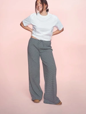 Randiga vida loungewear-byxor - Säljer ett par svartvita, randiga loungewear-byxor med vida ben och dragsko i midjan. Byxorna är mjuka och perfekta för att chilla hemma. Materialet känns stretchigt och bekvämt, passar dig som gillar avslappnad stil.