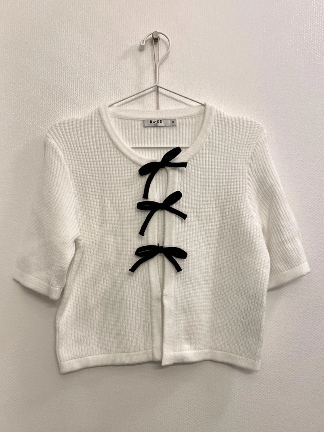 Vit kofta med svarta rosetter  - 2