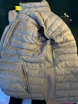 Parajumpers väst  - Parajumpers väst köpt på johnlles för 2500kr. Västen är i fin skick. Storlek L passar som M (passar ej som XL!)