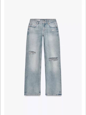 Intressekoll!! - Jättefina lågmidjade jeans från zara i storlek 34. Helt nya med lappen kvar, helt skutsålda på hemsidan💞kom med egna prisförslag. Har bud på 699!