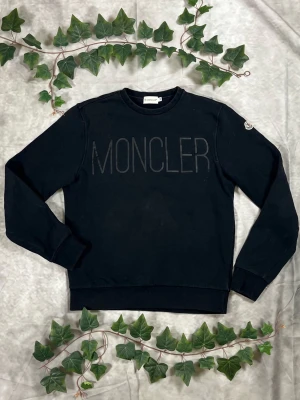 Moncler Maglia Girocollo – Svart – Strl M - |Färg: Svart, ton-i-ton logotyp | Modell: Maglia Girocollo | Storlek: M, normal passform | Skick: Grade A, 9/10 | Hör av dig ifall du har funderingar!