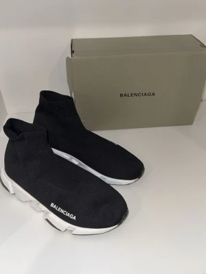 Balenciaga Speed Trainer svarta sneakers - Svarta Balenciaga Speed Trainer sneakers med stickad ovandel i textil och vit chunky sula. Strumpliknande passform och logga på sidan. Snygg och modern design som sticker ut.