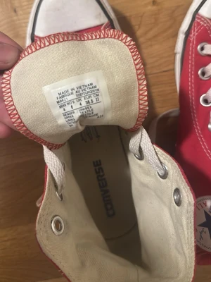 Röda Converse All Star high tops - Klassiska röda Converse All Star high tops i topp-skick. Knappt använda alltså. 