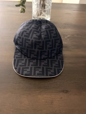 Svart Fendi keps - Svart Fendi keps helt ny.Dm för vilken fråga som helst!🫡