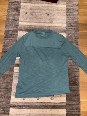 Blå långärmad tröja Calvin Klein - blå långärmad tröja från Calvin Klein i 100% bomull. 