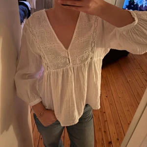 Vit blus - Vit söt blus från Zara med trekvartsärmar. Broderat mönster på framsidan.🙌🏻 Använd fåtal gånger. 