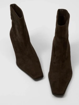 Bruna stövletter med klack - Aldrig använda, helt nya! Snygga mörkbruna stövletter i mockaliknande material med spetsig tå och smal klack. De har en stilren design och passar perfekt till både jeans och kjol. 