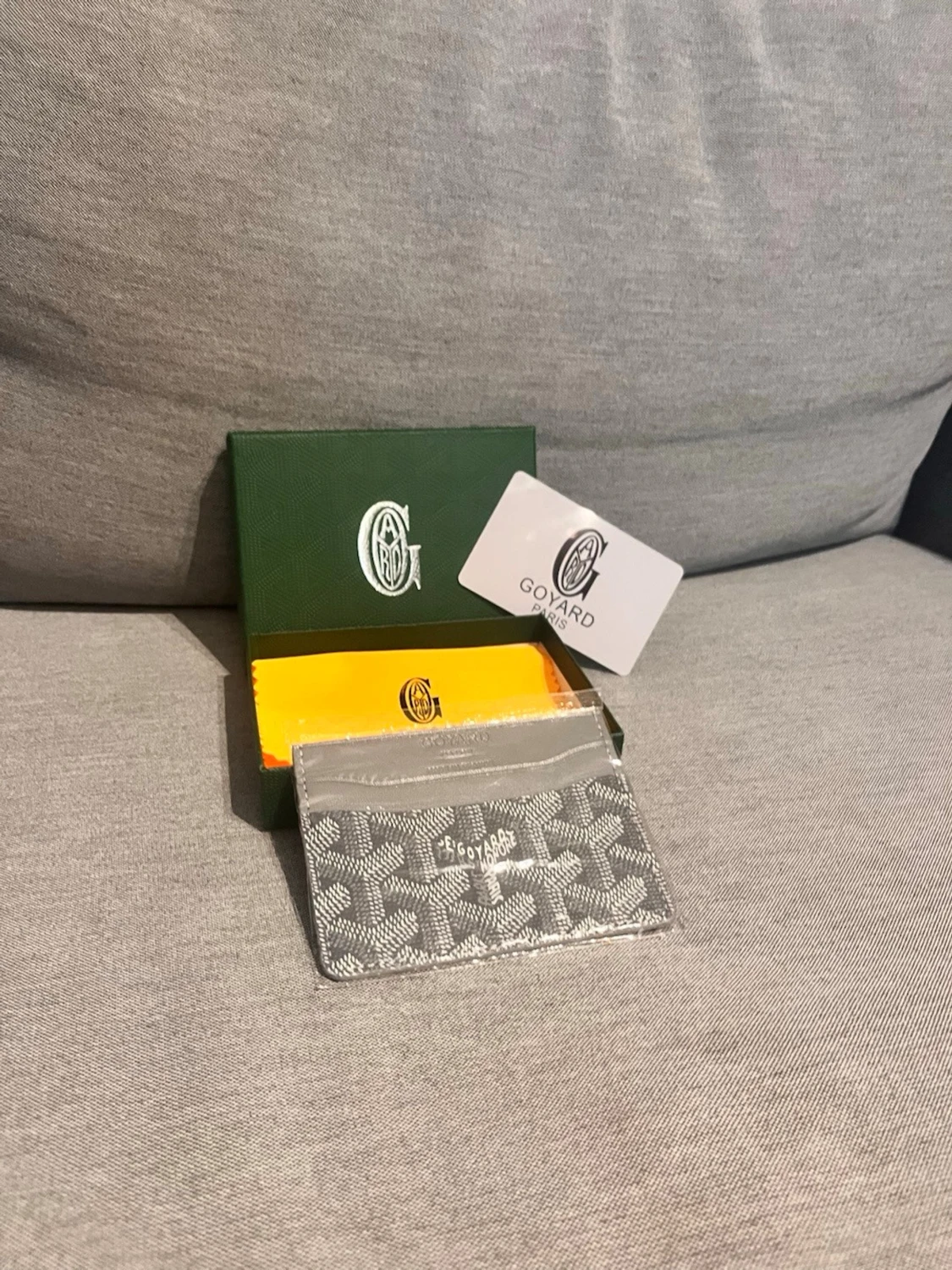 Grå kortfodral från G