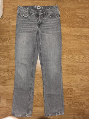 Grå raka jeans från lager 157 - Snygga grå jeans från 157 med rak passform.( obs liten fläck på framsida lår) stl xs/s