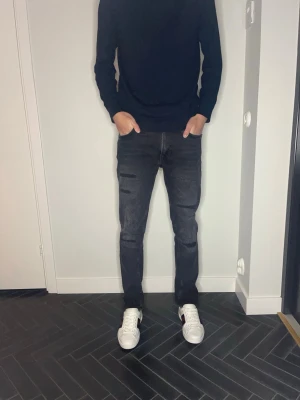 Nudie jeans  - Nudie jeans i fint skick! Modell: Lean Dean, W31 L32. Midjebredd: 40cm, längd: 102. Snygga originella slitningar från fabrik! Kontakta vid frågor och funderingar! 