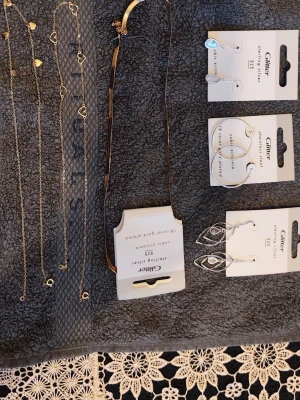 Silvriga örhängen från Glitter - Snygga örhängen i äkta 925 sterling silver från Glitter. De har en elegant, bladliknande design med en liten glittrande detalj i mitten. Perfekta för att ge din stil en extra touch av elegans.