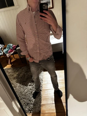 Ralph Lauren skjorta - Snygg randig Ralph Lauren skjorta | Kanon skick | Modellen på bilden är 182 och väger 70 kg | P035