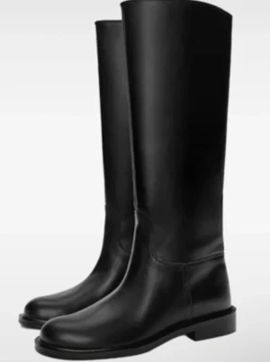 Svarta höga läderstövlar - Stilrena svarta stövlar med rund tå och platt sula. Klassisk och tidlös design som passar perfekt till många olika outfits. Helt nya!