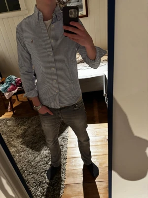 Ralph Lauren skjorta - Snygg randig blå Ralph Lauren skjorta | Kanon skick | Modellen på bilden är 182 och väger 70 kg | P032