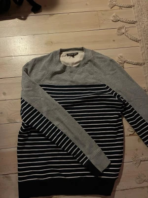 Tröja från Michael Kors - Snygg sweatshirt från Michael Kors med en ikonisk och utstickande look. Avslappnad och skön passform som funkar till alla väder. Pris kan diskuteras