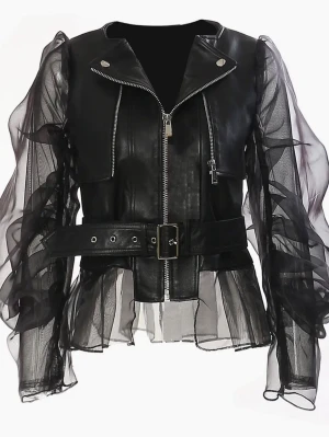 Svart skinnjacka med meshärmar - Unik svart skinnjacka med transparenta meshärmar och volangdetaljer. Jackan har dragkedja framtill, två bröstfickor med dragkedja och ett brett bälte i midjan. Snygg bikerstil med coola detaljer som ger en edgy look.