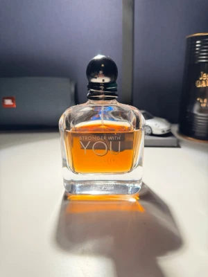 Stronger With You Intensely parfym - Har bara använt parfymen ett fåtal gånger. Detta vill säga bara några sprut. Flaskan är såpass stor att den kommer hålla väldigt länge.