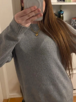 Ljusgrå stickad tröja - Säljer en ljusgrå stickad tröja med rund halsringning och långa ärmar. Köptes från början för 300kr och är varsamt använd! Lite nopprig men syns mest på nära håll!☺️