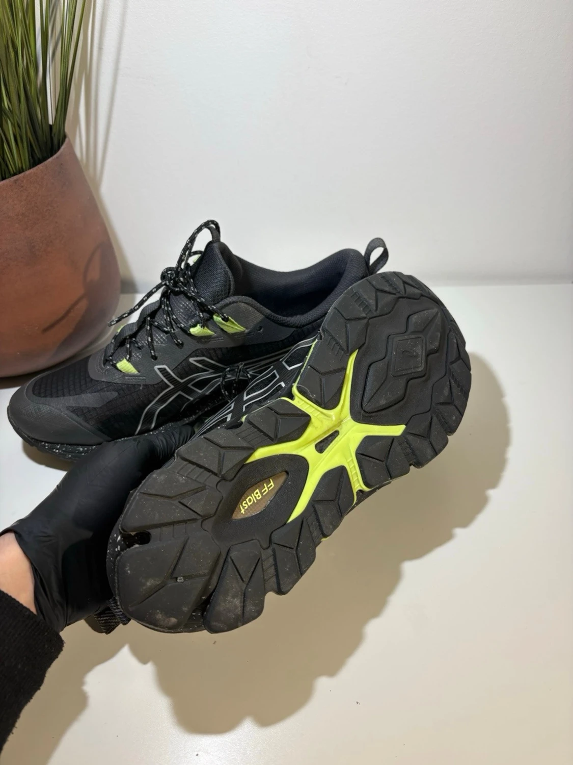 Svarta Asics sneakers med neongröna detaljer - 4