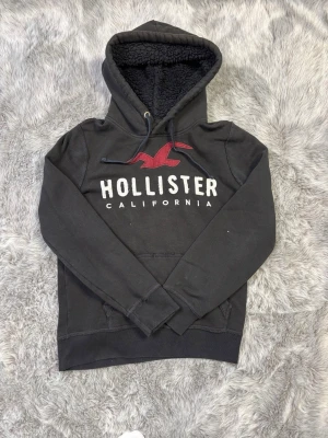 Hollister Hoodie - Säljer denna sällsynta och mycket eftertraktade Hollister hoodie | Storlek S | Mycket bra skick | Vid eventuella frågor hör gärna av dig och erbjuder bra pris vid köp av bundle 😁✅