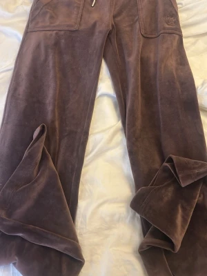 Bruna mjukisbyxor från Juicy Couture - Bruna mjukisbyxor från Juicy Couture i mjuk velour. Använt som få gånger💕