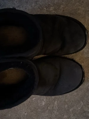Ugg skor - Bra skick. Se slitmärke på framsidan!